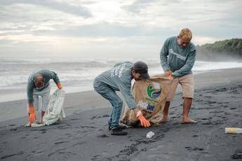 Sostenibilita Davines nel 2024 rimosse dallambiente 866 tonnellate di rifiuti in plastica