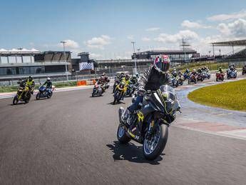 Suzuki Motor Fest 2025 emozioni in pista e in mare per oltre 2000 appassionati Suzuki Motor Fest 2025 emozioni in pista e in mare per oltre 2000 appassionati