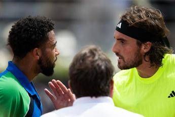 Tsitsipas lo colpisce Fils si infuria tensione agli Internazionali dItalia Video Tsitsipas lo colpisce Fils si infuria tensione agli Internazionali dItalia Video