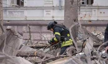 Ucraina drone Russia su bus a Sumy morti 9 civili. Zelensky Omicidio mirato Ucraina drone Russia su bus a Sumy morti 9 civili. Zelensky Omicidio mirato