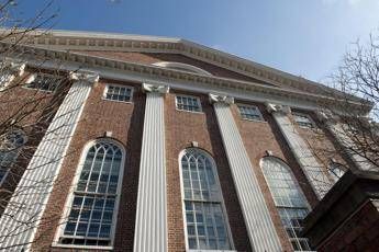 Usa governo pronto ad annullare tutti i contratti federali con Harvard. E lateneo risponde a Trump Usa governo pronto ad annullare tutti i contratti federali con Harvard. E lateneo risponde a Trump