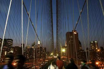 Usa nave scuola messicana contro ponte di Brooklyn 2 morti e 19 feriti Usa nave scuola messicana contro ponte di Brooklyn 2 morti e 19 feriti