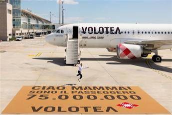 Volotea a Olbia il tappeto di benvenuto piu grande del mondo per il passeggero 75.000.000﻿
