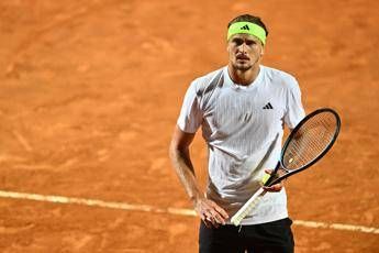 Zverev paura sul volo per Parigi Laereo e stato colpito da un fulmine Zverev paura sul volo per Parigi Laereo e stato colpito da un fulmine