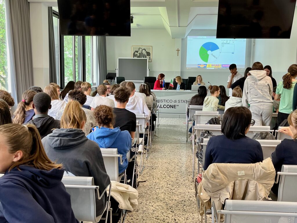 i ragazzi in aula magna per la finale i ragazzi in aula magna per la finale