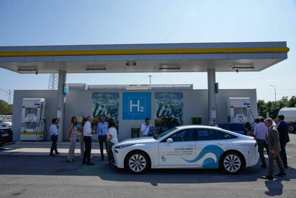 A Venezia Kinto inaugura il primo car sharing pubblico a idrogeno in Italia A Venezia Kinto inaugura il primo car sharing pubblico a idrogeno in Italia