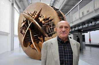 Addio ad Arnaldo Pomodoro gigante della scultura italiana Addio ad Arnaldo Pomodoro gigante della scultura italiana