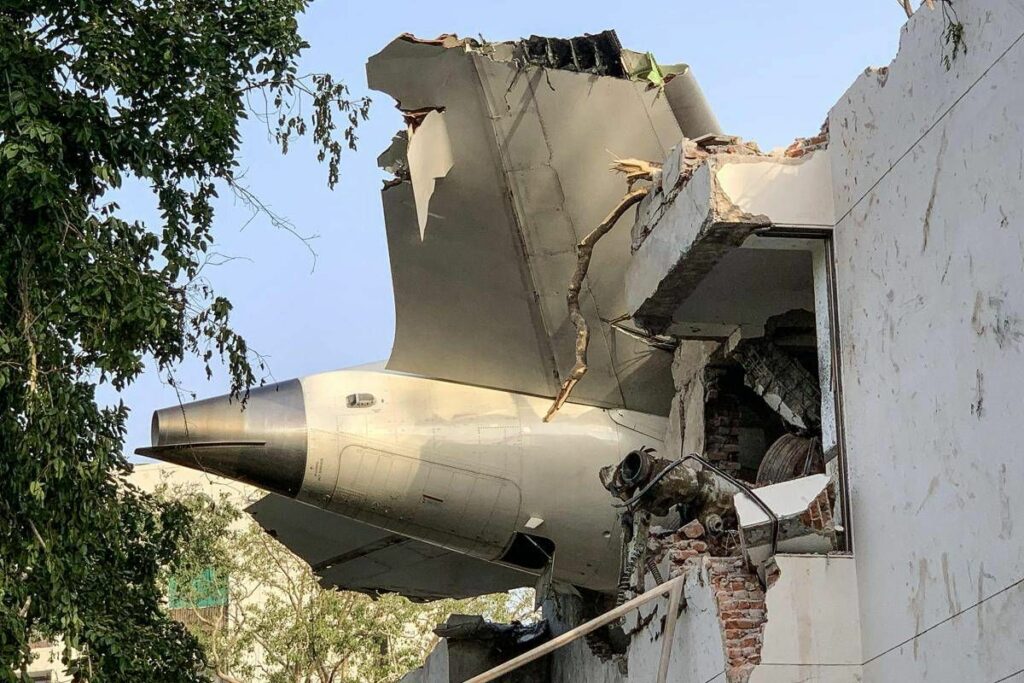 Aereo caduto in India tutte le piste restano aperte anche il sabotaggio Aereo caduto in India tutte le piste restano aperte anche il sabotaggio