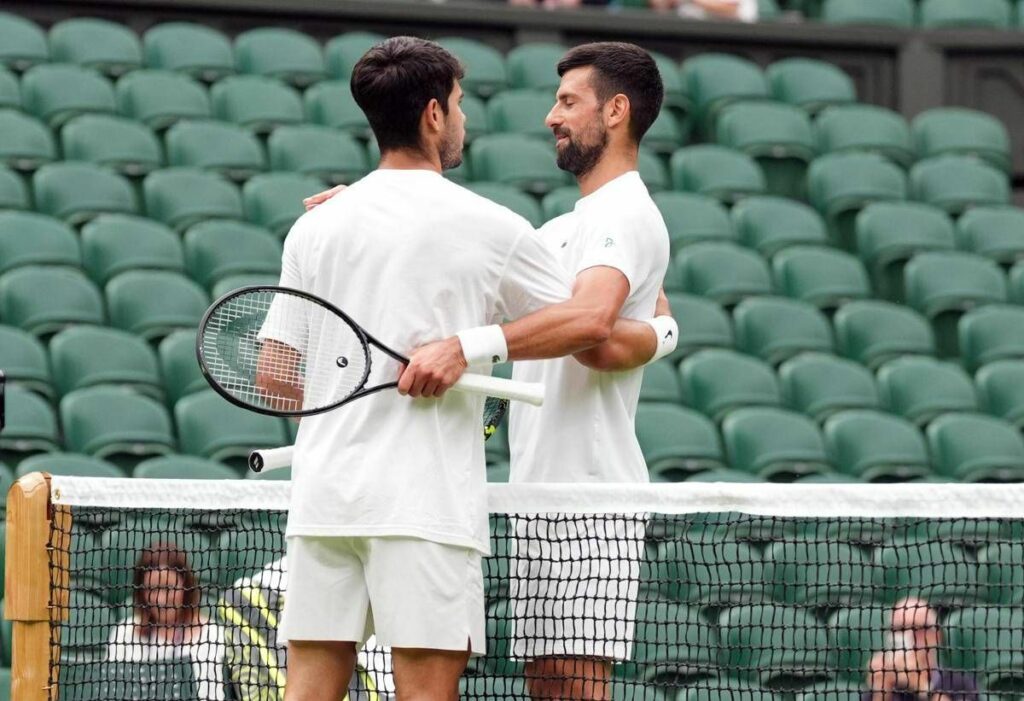 Alcaraz passante da sogno con Djokovic a Wimbledon. Poi lo sfotte Video