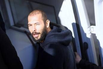 Andrew Tate guida 146 km orari oltre il limite patente sospesa 120 giorni Andrew Tate guida 146 km orari oltre il limite patente sospesa 120 giorni