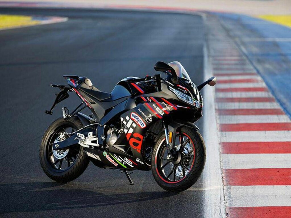 Aprilia RS 125 GP Replica 2025 una sportiva stradale dal look racing Aprilia RS 125 GP Replica 2025 una sportiva stradale dal look racing