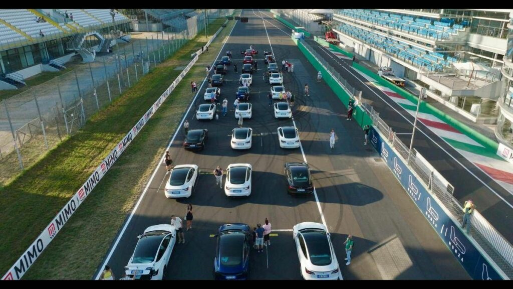 Automobilismo oltre 100 Tesla a Monza in griglia di partenza per il primo Light Show su circuito F1 Automobilismo oltre 100 Tesla a Monza in griglia di partenza per il primo Light Show su circuito F1