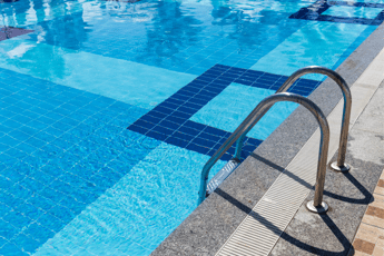 Bimbi intossicati in piscina indagato il titolare del centro sportivo alla Borghesiana Bimbi intossicati in piscina indagato il titolare del centro sportivo alla Borghesiana