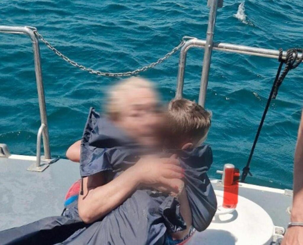 Bimbo di 5 anni e nonna trascinati al largo con il materassino Video