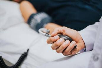 Caldo e pressione a rischio anche gli ipertesi i segnali da non sottovalutare Caldo e pressione a rischio anche gli ipertesi i segnali da non sottovalutare