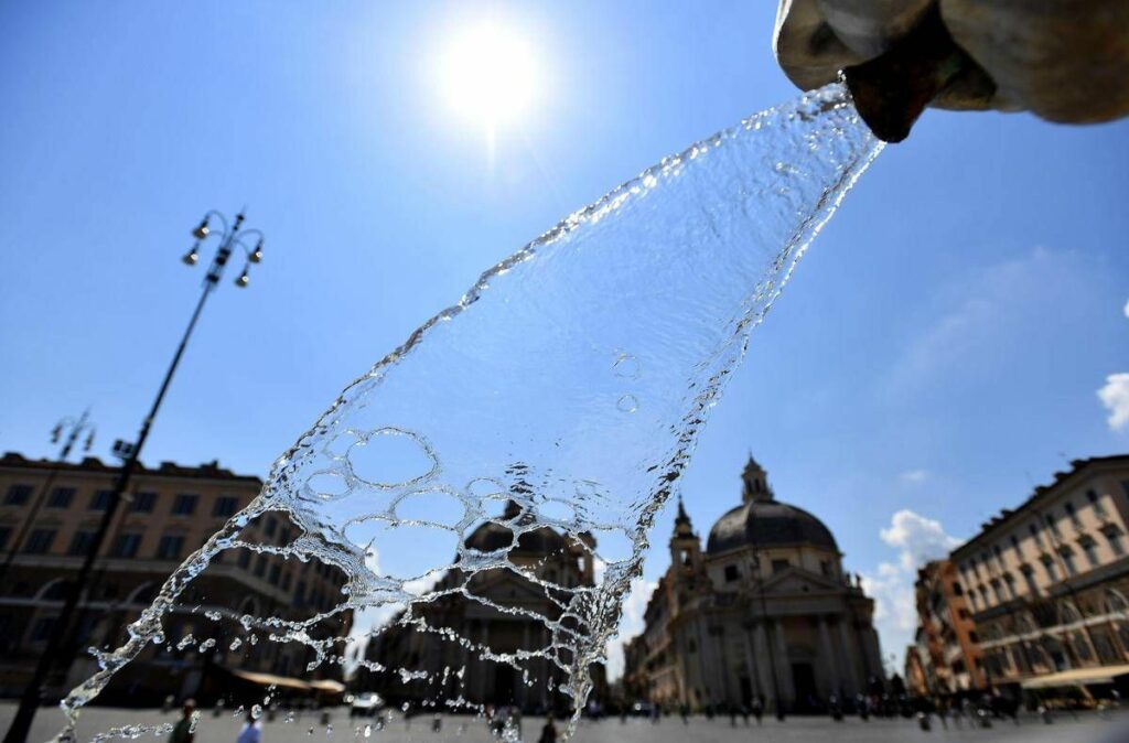 Caldo lesperto Siamo 7 8°C oltre le medie climatiche di fine di giugno Caldo lesperto Siamo 7 8°C oltre le medie climatiche di fine di giugno