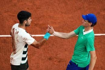 Cinque ore senza pause Bertolucci elogia Sinner e Alcaraz. E attacca Djokovic Cinque ore senza pause Bertolucci elogia Sinner e Alcaraz. E attacca Djokovic