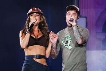 Clara provoca Fedez A lui piacciono tanto le mie amiche Clara provoca Fedez A lui piacciono tanto le mie amiche