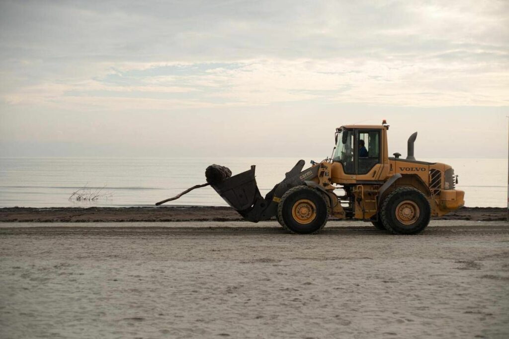 Donna travolta da ruspa in spiaggia a Cervia arrestato linvestitore Donna travolta da ruspa in spiaggia a Cervia arrestato linvestitore