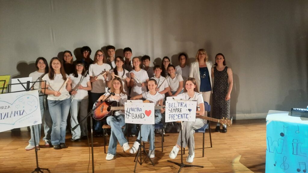 E finita la scuola a Gandino lapplaudita Festa di Fine Anno con 400 ragazzi E finita la scuola a Gandino lapplaudita Festa di Fine Anno con 400 ragazzi