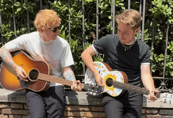 Ed Sheeran e Alfa cantano e suonano insieme duetto inaspettato a Roma Video Ed Sheeran e Alfa cantano e suonano insieme duetto inaspettato a Roma Video