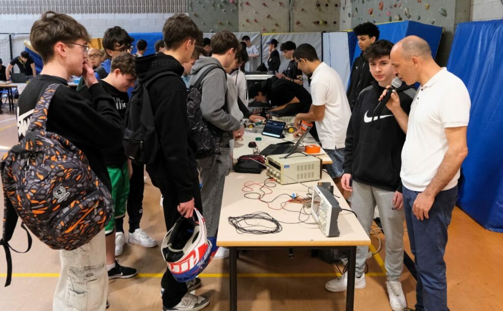 Elettronica a scuola i robot dellIsiss Vallle Seriana si sfidano a calcetto Elettronica a scuola i robot dellIsiss Vallle Seriana si sfidano a calcetto
