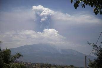 Etna in eruzione crolla parte del cratere Sud Est Video Etna in eruzione crolla parte del cratere Sud Est Video
