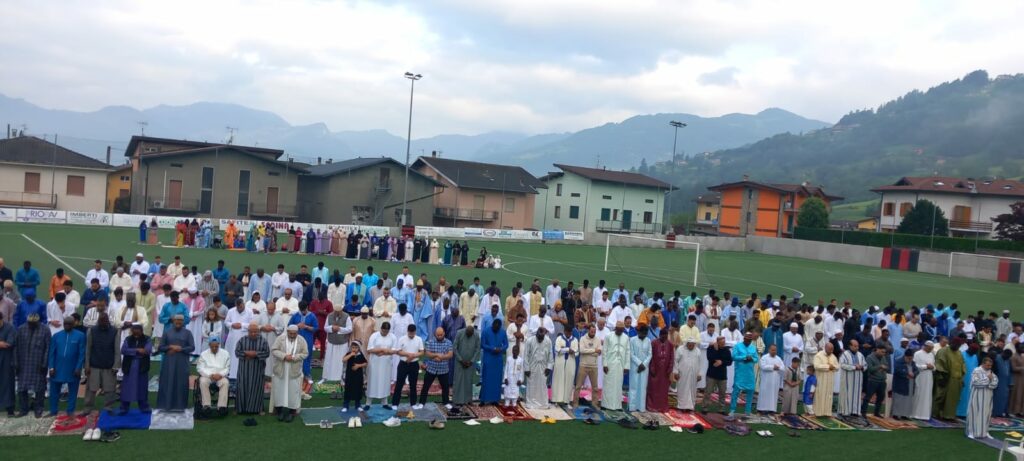 Festa islamica del Sacrificio a Gandino in centinaia allincontro di preghiera Festa islamica del Sacrificio a Gandino in centinaia allincontro di preghiera