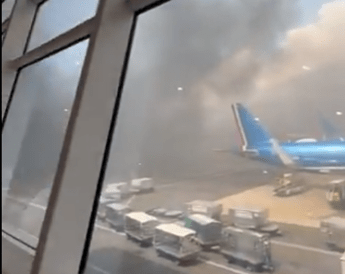 Fiumicino incendio in aeroporto il fumo nero invade la pista Video Fiumicino incendio in aeroporto il fumo nero invade la pista Video