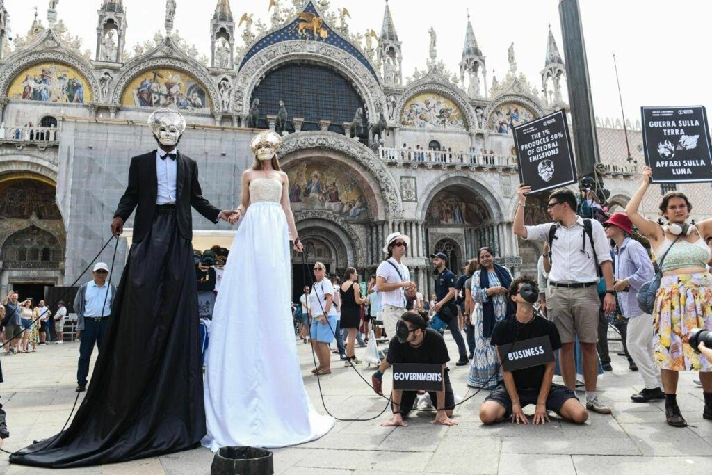 Flash mob di protesta e ultimi arrivi vip a Venezia e ora della prima festa nuziale di Bezos e Sanchez Flash mob di protesta e ultimi arrivi vip a Venezia e ora della prima festa nuziale di Bezos e Sanchez