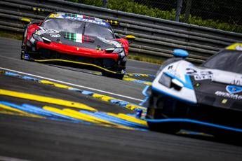 Follia a Le Mans pilota prende a pugni finestrino dopo tamponamento con Ferrari Follia a Le Mans pilota prende a pugni finestrino dopo tamponamento con Ferrari