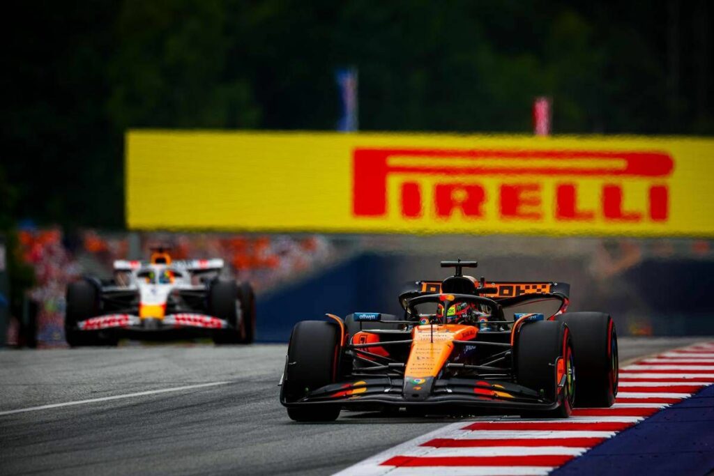 Formula 1 gru fa cadere cartellone pubblicitario sulla pista prima del Gp dAustria Formula 1 gru fa cadere cartellone pubblicitario sulla pista prima del Gp dAustria