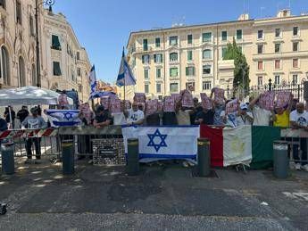 Gaza davanti alla sinagoga di Roma flashmob in risposta al corteo Propal Hamas si arrenda Gaza davanti alla sinagoga di Roma flashmob in risposta al corteo Propal Hamas si arrenda