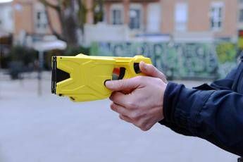 Giovane morto dopo uso taser anestesisti Puntarlo solo su gambe o braccia Giovane morto dopo uso taser anestesisti Puntarlo solo su gambe o braccia