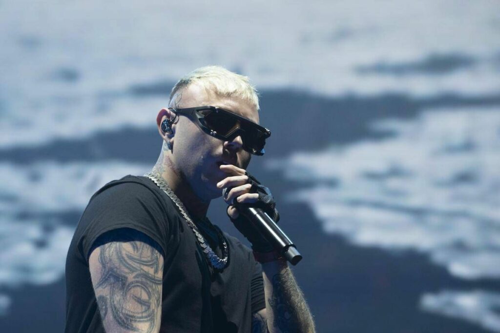 Gli chiedono biglietti gratis per il concerto a San Siro lo sfogo di Lazza Non fate i grattoni