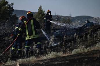 Grecia maxi incendio a Chio evacuati 19 insediamenti Grecia maxi incendio a Chio evacuati 19 insediamenti