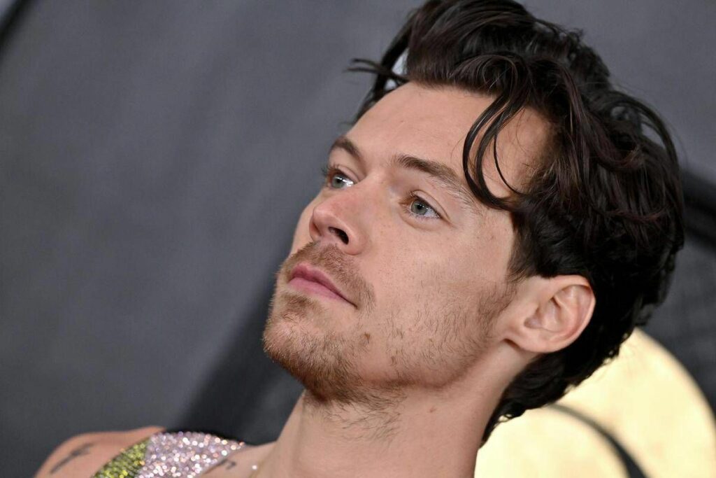 Harry Styles bacio appassionato con una misteriosa ragazza a Glastonbury Harry Styles bacio appassionato con una misteriosa ragazza a Glastonbury