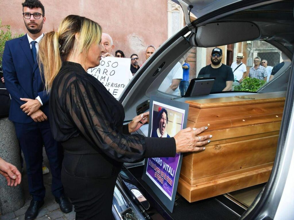 I funerali di Alvaro Vitali oggi a Roma lultimo saluto di Stefania Corona I funerali di Alvaro Vitali oggi a Roma lultimo saluto di Stefania Corona