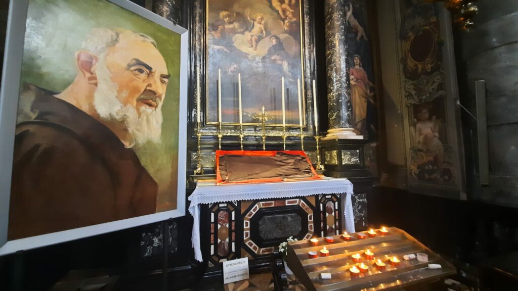 IN BASILICA A GANDINO IL SAIO RESTAURATO DI SAN PADRE PIO IN BASILICA A GANDINO IL SAIO RESTAURATO DI SAN PADRE PIO
