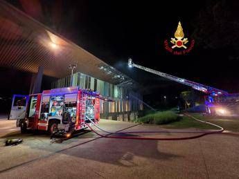 Incendio al Viola Park fiamme in padiglione dei giovani calciatori della Fiorentina 4 intossicati Incendio al Viola Park fiamme in padiglione dei giovani calciatori della Fiorentina 4 intossicati