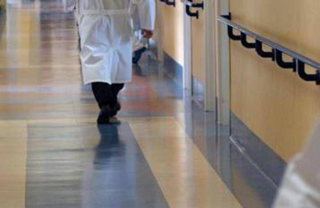 Insulti no vax a primario morto di cancro lo sdegno dei medici Insulti no vax a primario morto di cancro lo sdegno dei medici
