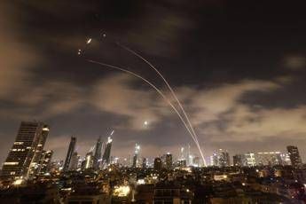 Iran attacca Israele con missili ipersonici. Khamenei La battaglia ha inizio Iran attacca Israele con missili ipersonici. Khamenei La battaglia ha inizio