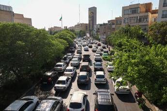 Iran fuga da Teheran Strade intasate e file per la benzina Iran fuga da Teheran Strade intasate e file per la benzina