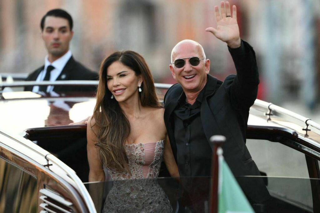 Jeff Bezos e Lauren Sanchez ultima festa con ballo in maschera lomaggio a Venezia Jeff Bezos e Lauren Sanchez ultima festa con ballo in maschera lomaggio a Venezia