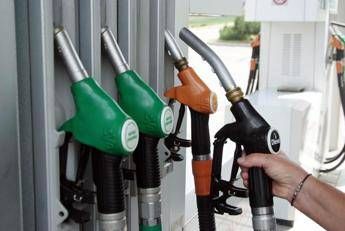 LItalia e la guerra in Medio Oriente aumentano i prezzi della benzina LItalia e la guerra in Medio Oriente aumentano i prezzi della benzina