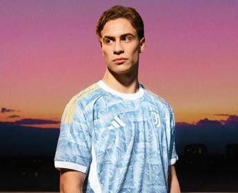 La Juventus presenta la seconda maglia ma ai tifosi non piace La Juventus presenta la seconda maglia ma ai tifosi non piace