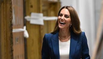 La scelta di Kate Middleton non rispetta il dress code durante la visita al museo La scelta di Kate Middleton non rispetta il dress code durante la visita al museo