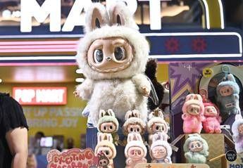 Labubu mania bambola venduta allasta a 130mila euro Labubu mania bambola venduta allasta a 130mila euro