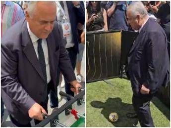 Lotito show a Parma gioca a biliardino e. sbaglia un rigore Video Lotito show a Parma gioca a biliardino e. sbaglia un rigore Video