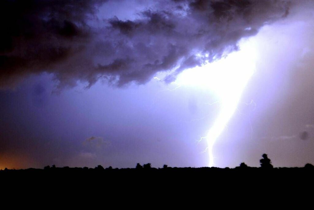 Maltempo al Nord voli dirottati per forti temporali. Violento nubifragio a Como Maltempo al Nord voli dirottati per forti temporali. Violento nubifragio a Como